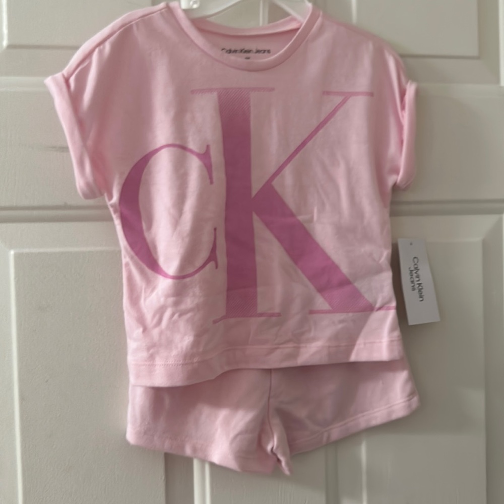 CALVIN KLEIN JEANS TWO PIECE OUTFIT: TEE AND SHORTS: PINK: NWT: SIZE 3T